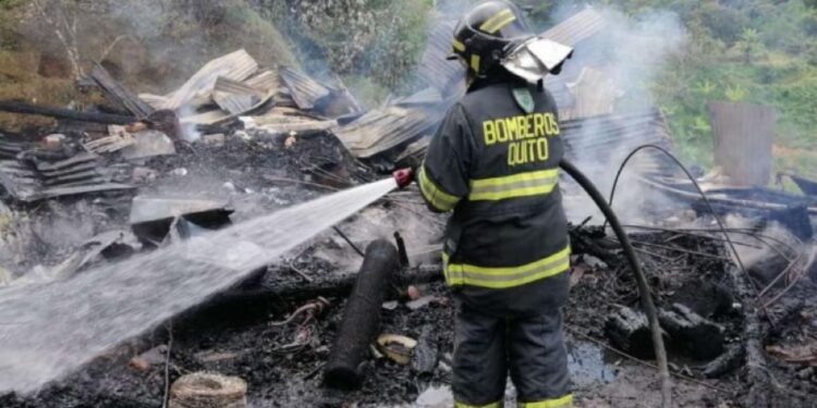 Solo cenizas quedaron de una vivienda donde falleció una persona