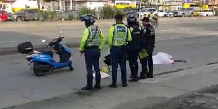 Mientras escapaba posible antisocial murió atropellado por un bus
