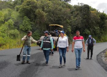 Prefectura completa asfaltado de eje vial rural en Atahualpa
