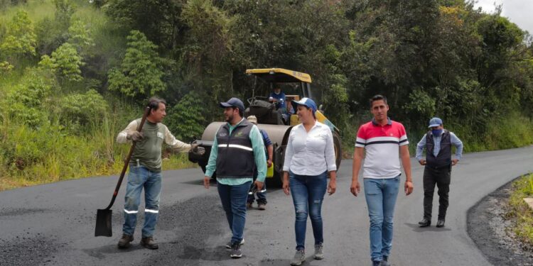 Prefectura completa asfaltado de eje vial rural en Atahualpa