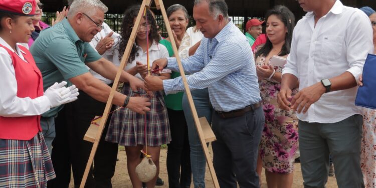 Prefectura construye bloque de aulas en el colegio Jambelí