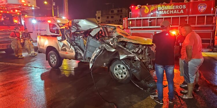 Dos personas heridas fueron rescatadas de entre los fierros de un carro