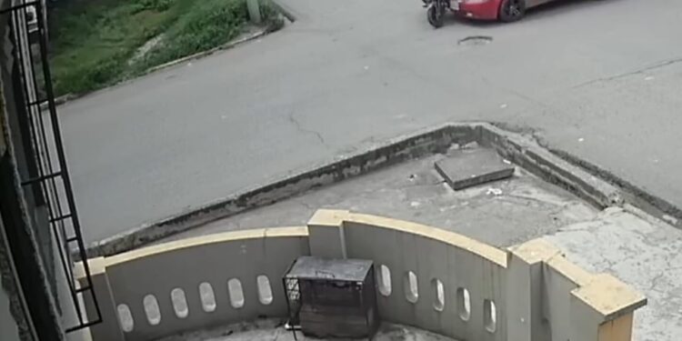 Motociclista herido al ser impactado por un auto