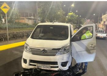 Agente de tránsito resultó herido al ser arrastrado con su moto por una furgoneta