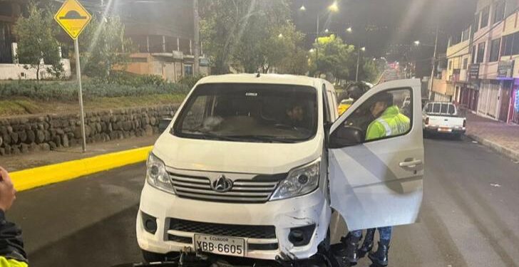 Agente de tránsito resultó herido al ser arrastrado con su moto por una furgoneta
