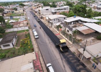 Prefectura de El Oro y Municipio asfaltan calles del cantón El Guabo