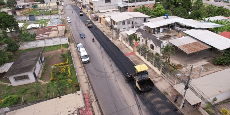 Prefectura de El Oro y Municipio asfaltan calles del cantón El Guabo