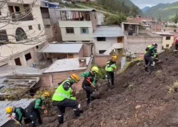 Bomberos de El Oro ya están en la zona de tragedia de Alausí realizando labores de rescate