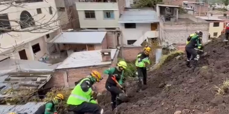 Bomberos de El Oro ya están en la zona de tragedia de Alausí realizando labores de rescate
