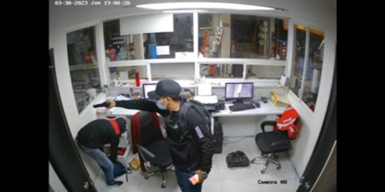 Local comercial es asaltado por dos sujetos armados