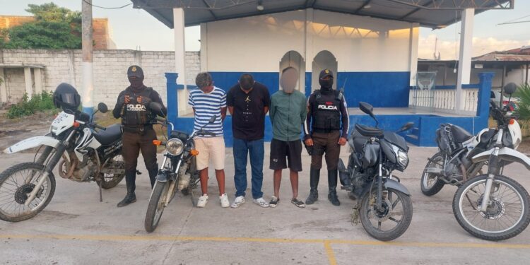 Tres sospechosos de asalto detenidos al escapar con una moto robada