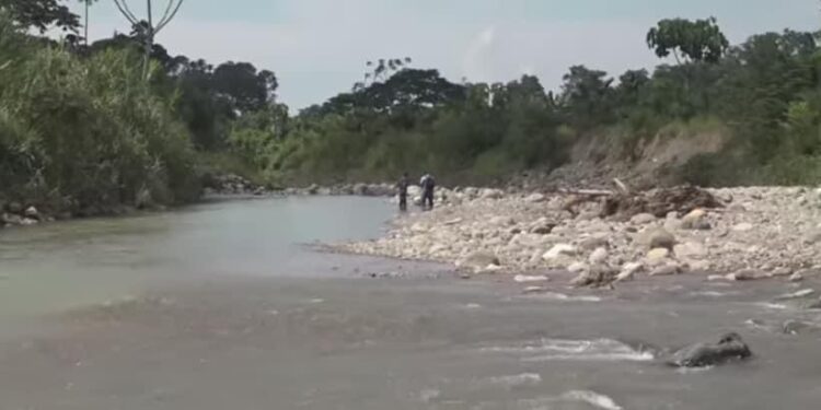 Cadáver hallado en la orilla del río presentaba un disparo en la cabeza