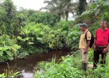 Denuncian contaminación de agua en las vertientes que colindan con plataforma de Petroecuador