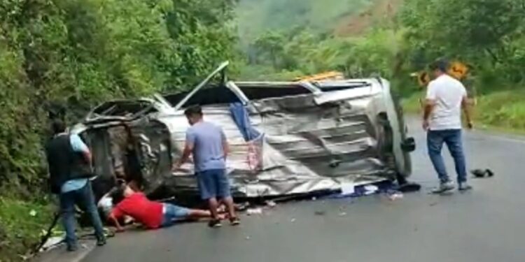 Heridos al volcar una furgoneta