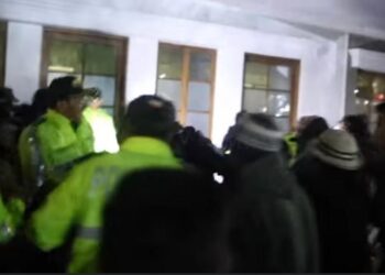 Comuneros se enfrentan a la Policía tras la liberación de presuntos delincuentes