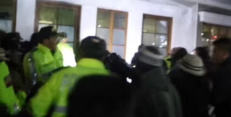 Comuneros se enfrentan a la Policía tras la liberación de presuntos delincuentes