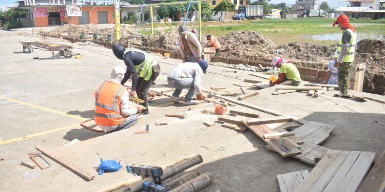 Realizan mejoramiento de la cancha en el Barrio 9 de Mayo