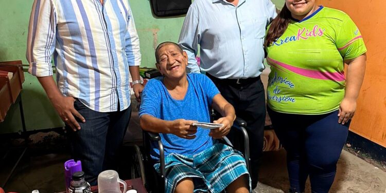 Alcalde y empresa privada donaron silla de ruedas a huaquillense