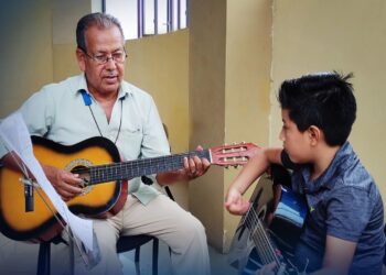 Niños disfrutan de los cursos vacacionales de música