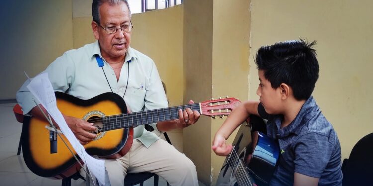 Niños disfrutan de los cursos vacacionales de música