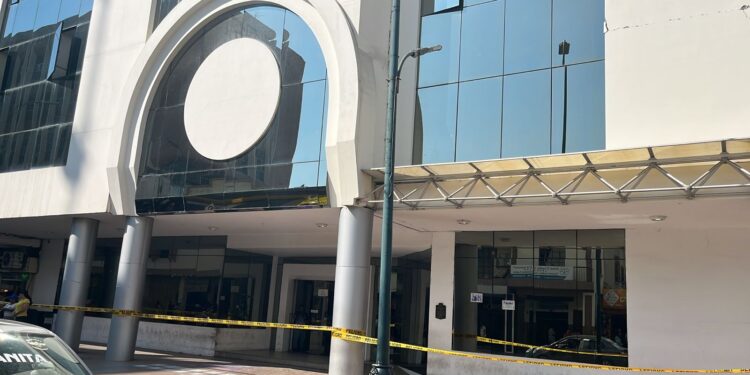 Personas atrapadas en el edificio del Consejo de la Judicatura