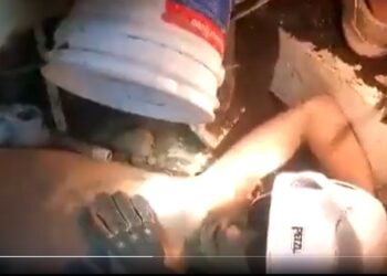 Un hombre fue rescatado con vida entre los escombros de Alausí