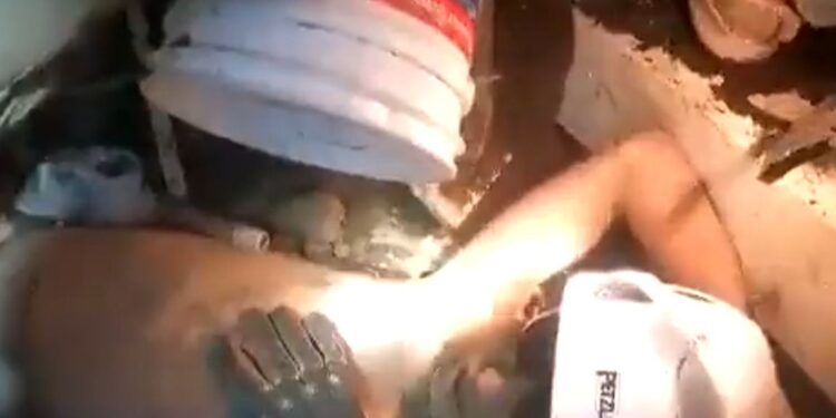 Un hombre fue rescatado con vida entre los escombros de Alausí