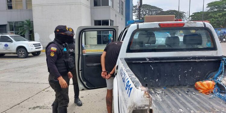 Dos policías heridos durante persecución