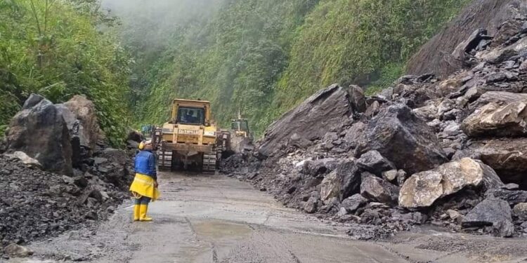 Derrumbes alteran la rutina de varias comunidades
