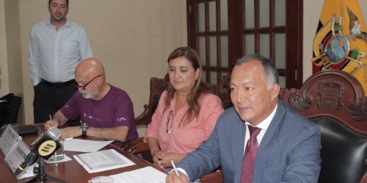 Prefectura y Fundación Operación Sonrisa Ecuador firmaron convenio