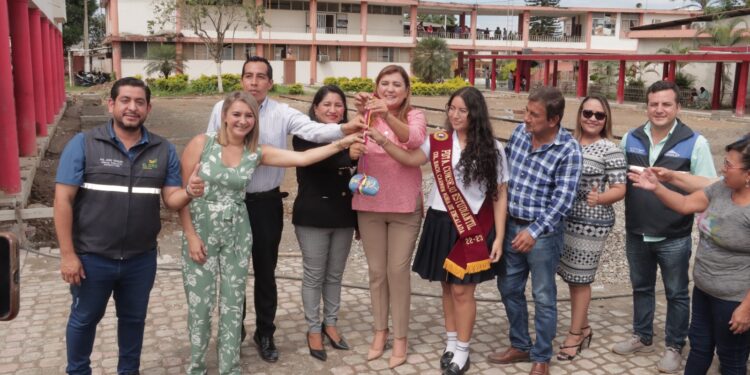 Prefectura colocará cubierta metálica en patio del Colegio Carmen Mora