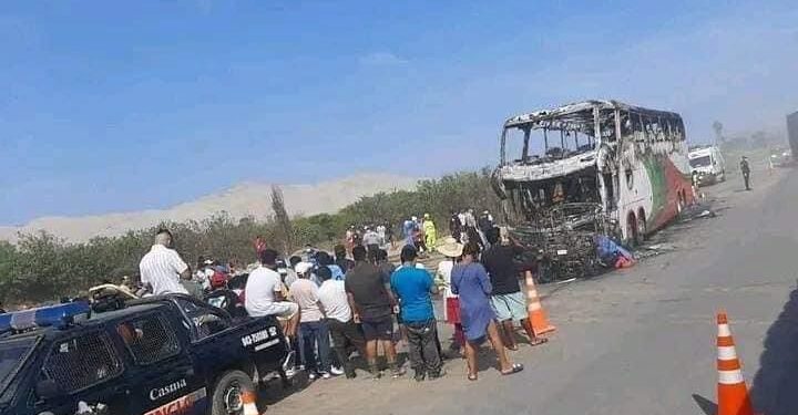 12 personas murieron calcinadas en un choque entre un bus interprovincial y una mototaxi