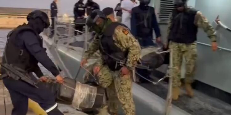 Botaron al mar 7 sacos con bloques de sustancia ilícita para no ser inculpados
