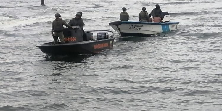 Navegaban en una embarcación con una escopeta