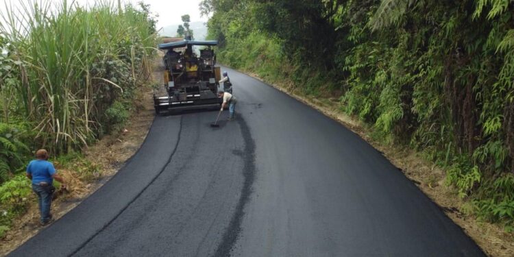 Prefectura asfalta 4km de vías en Portovelo