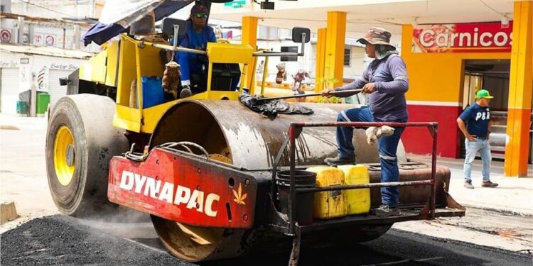 Municipio realiza trabajos de asfaltado en las calles Guabo y Guayas