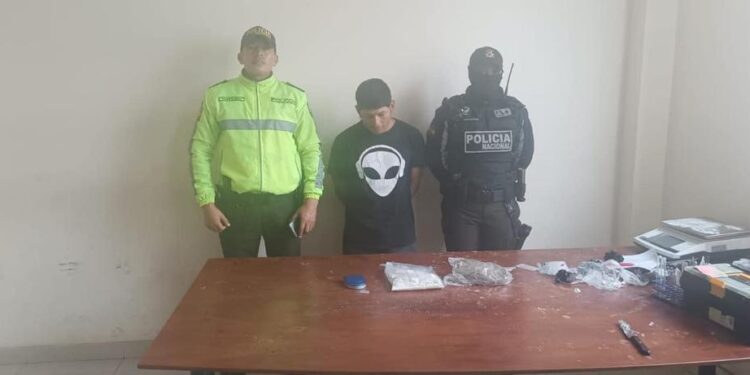 Aprehendido mientras expendía sustancias ilícitas fuera del terminal