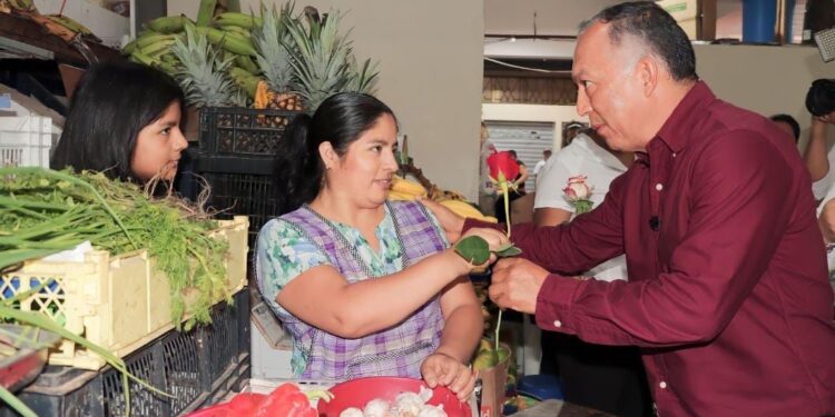 Con eventos y entrega de rosas, Prefectura homenajeó a la mujer en su día