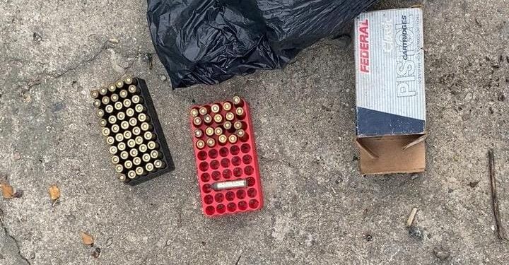 Botaron a la maleza caja con municiones