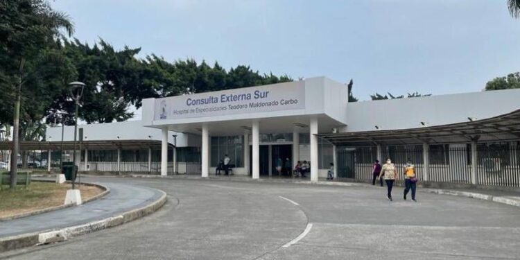 Funcionarios del Hospital del IESS renuncian tras el asesinato de la directora