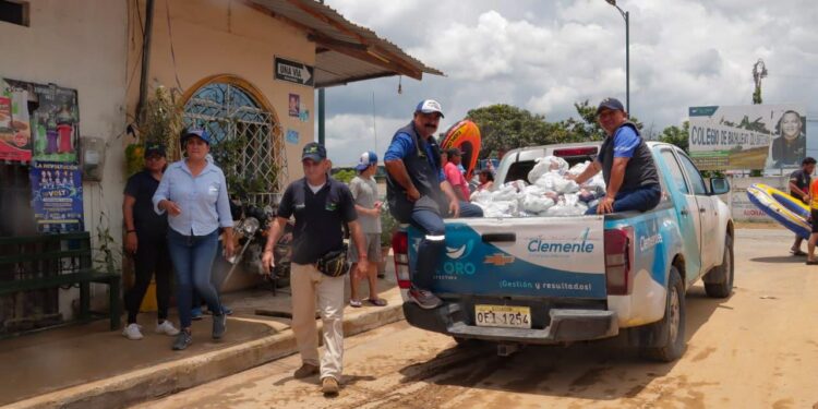 Prefectura brinda ayuda a afectados por inundación en Santa Rosa
