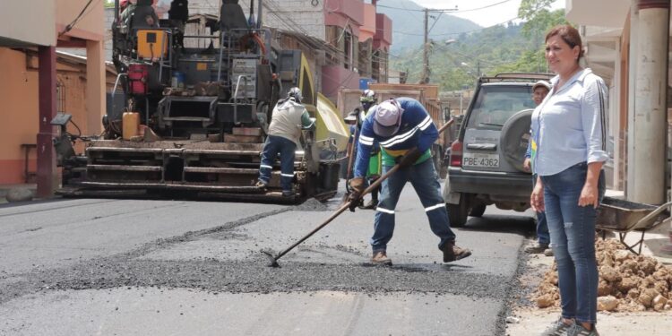 Prefectura continúa ejecutando trabajos de asfaltado en Casacay