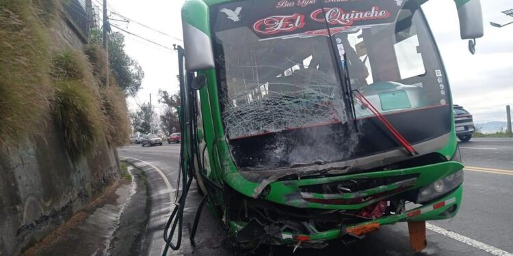 Dos fallecidos y un herido deja accidente de tránsito