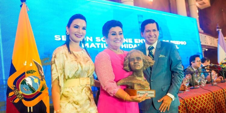 Jenny Larrea, ganadora del premio Matilde Hidalgo de Procel 2023