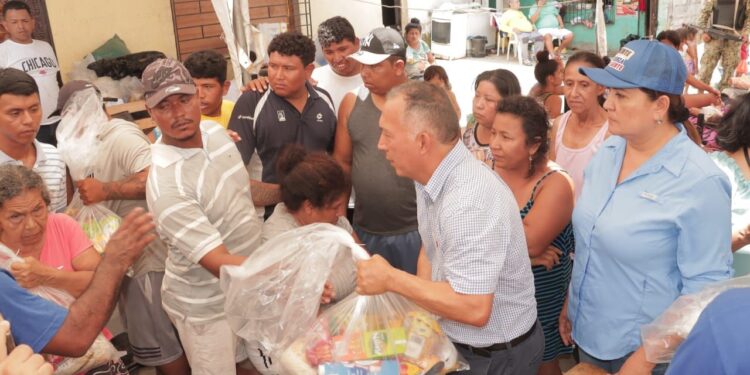 Prefectura brinda ayuda humanitaria a damnificados del movimiento telúrico