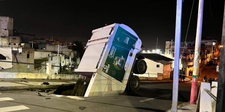 A camión recolector se lo tragó la tierra