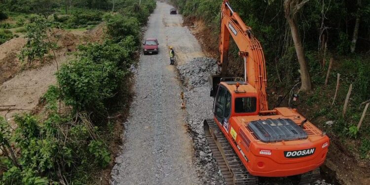 Prefectura rehabilita la vía a la represa Tahuín