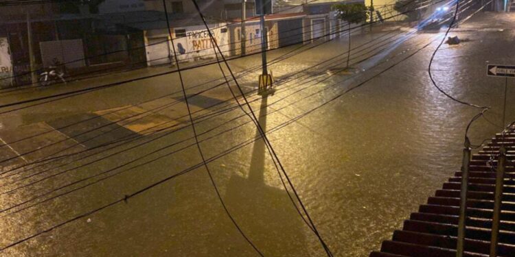 Tormenta eléctrica deja nuevas inundaciones en Guayaquil