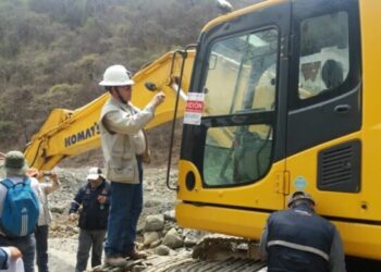 Militares de Perú bombardean maquinaria ecuatoriana en la frontera