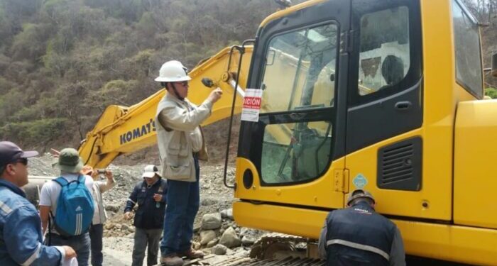 Militares de Perú bombardean maquinaria ecuatoriana en la frontera